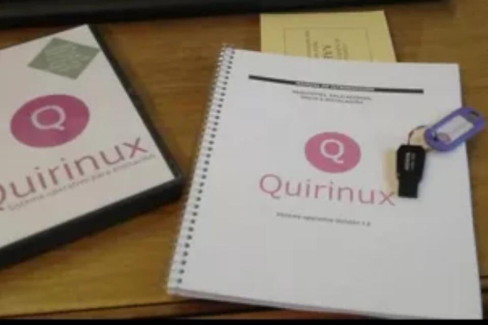 La primera versión de Quirinux se distribuyó en formatos Pendrive y DVD. 